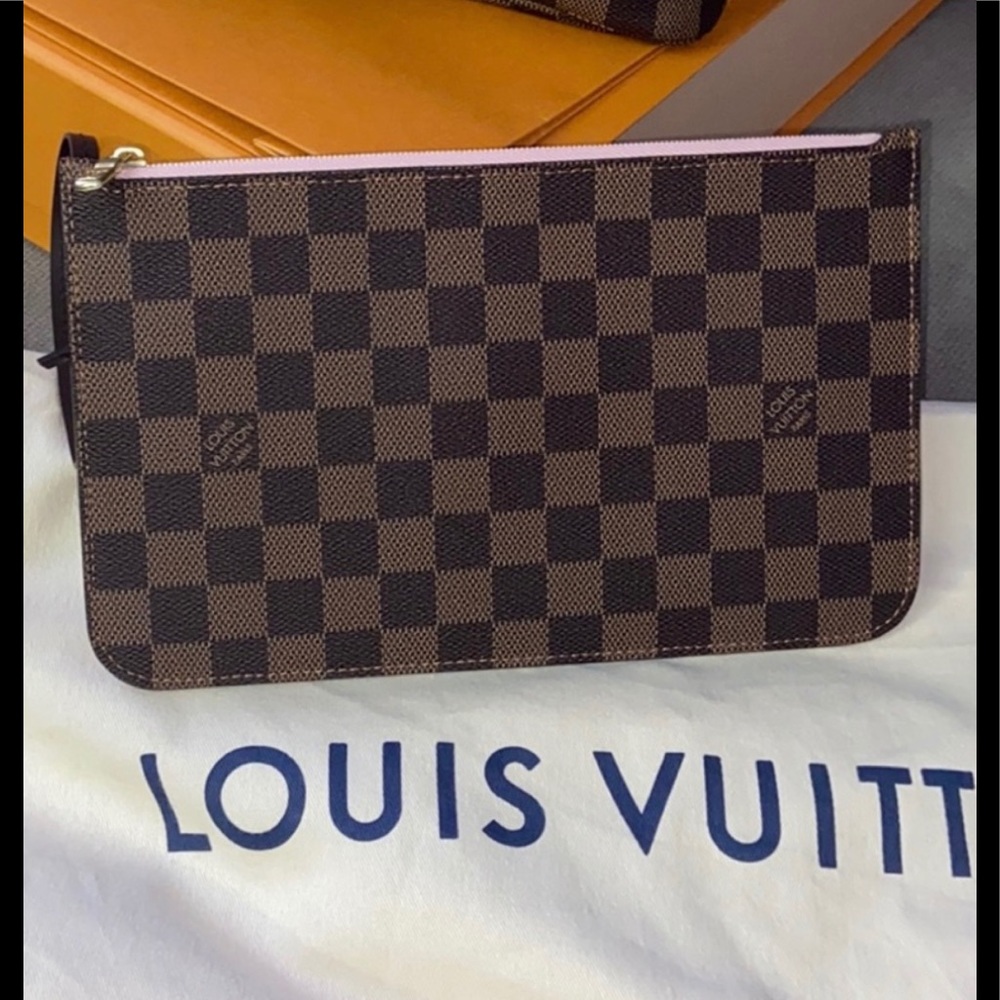 Louis Vuitton neverfull wristlet pouch